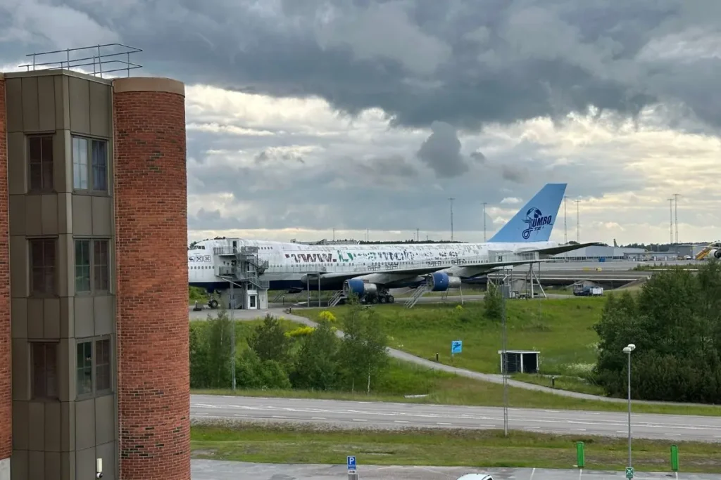 Radisson Blu Arlandia 호텔 객실에서 본 Jumbo Stay 비행기 호텔