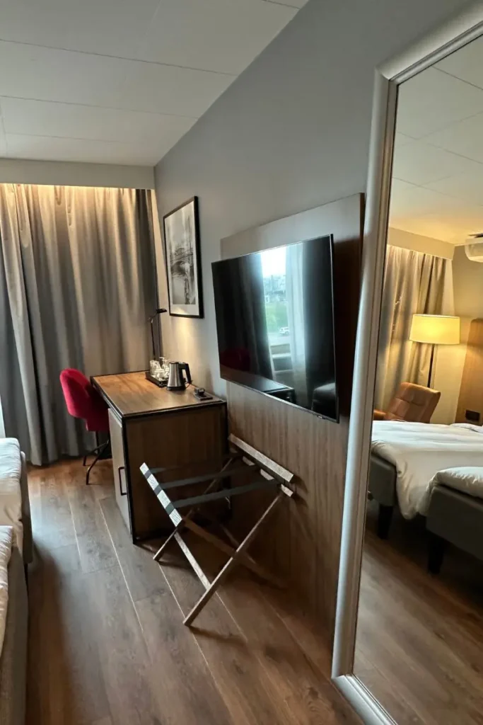 Radisson Blu Arlandia Airport 호텔 객실 TV와 책상