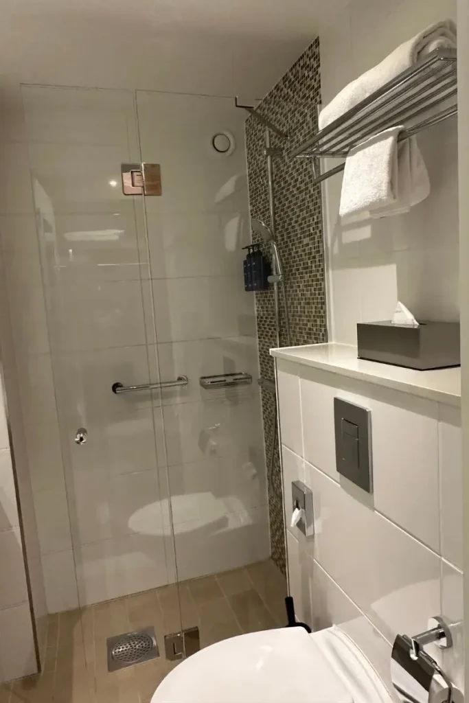 Radisson Blu Arlandia Airport 호텔 화장실 샤워부스