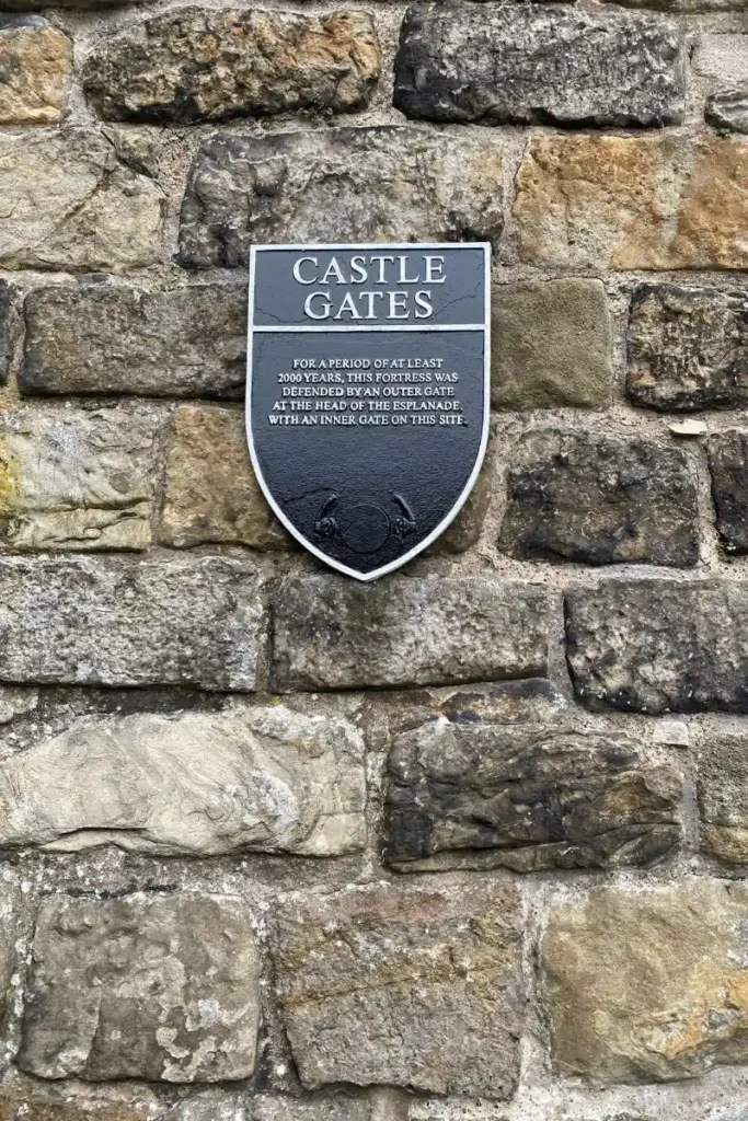 스코틀랜드 에든버러 여행 2 : 에든버러 여행 명소 해리포터 코스 총정리 3 Edinburgh Castle 입구의 "Castle Gate" 표지판