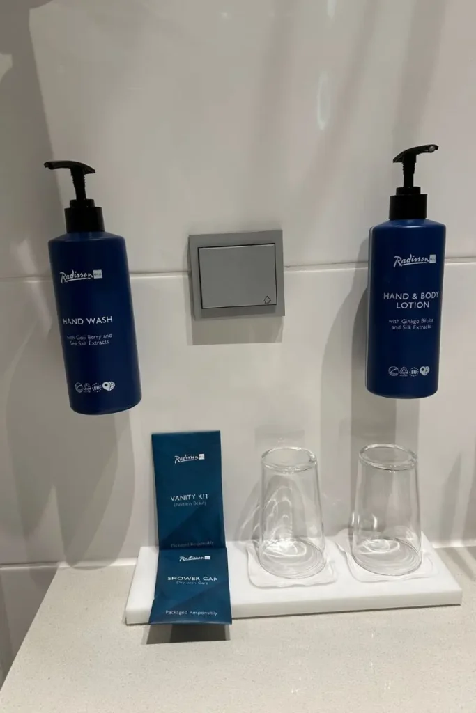 Radisson Blu Arlandia Airport 호텔 세면대 위 핸드워시, 로션, 바니티 키트, 샤워캡, 컵