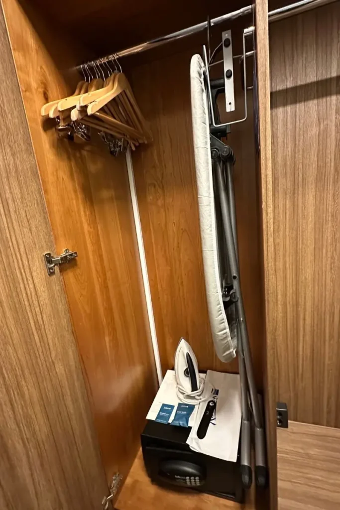 Radisson Blu Arlandia Airport 호텔 옷장 안 다리미, 금고, 런드리백, 구두주걱
