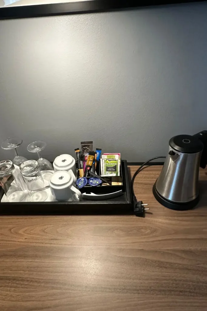 Radisson Blu Arlandia Airport 호텔 객실 티 케틀, 인스턴트 커피와 티, 컵