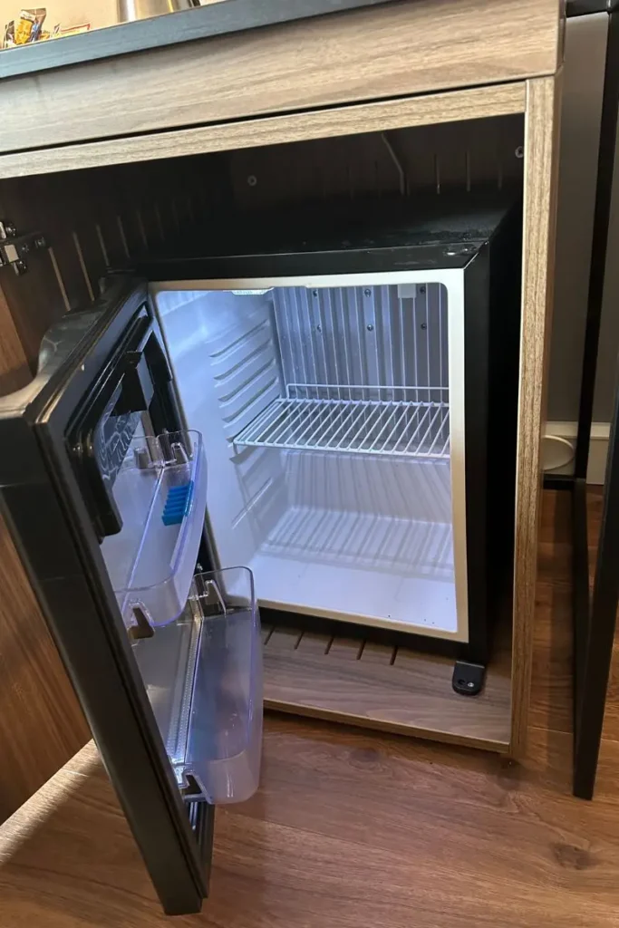 Radisson Blu Arlandia Airport 호텔 객실 냉장고