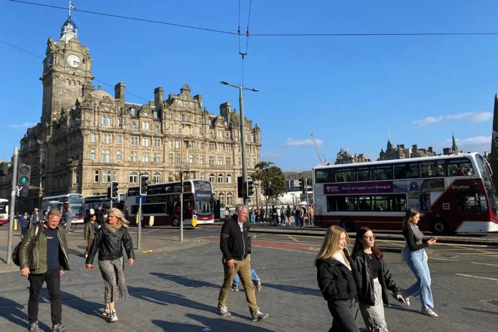 9월 에딘버러 거리의 사림들