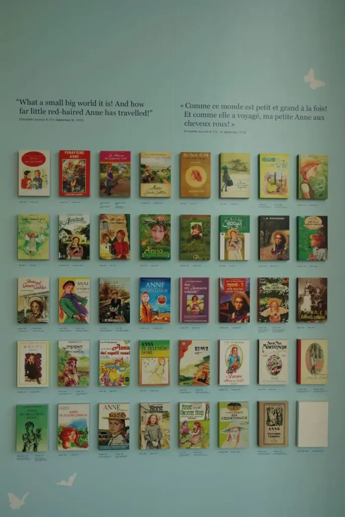 Anne of Green Gables 원서와 번역본이 벽에 전시된 모습