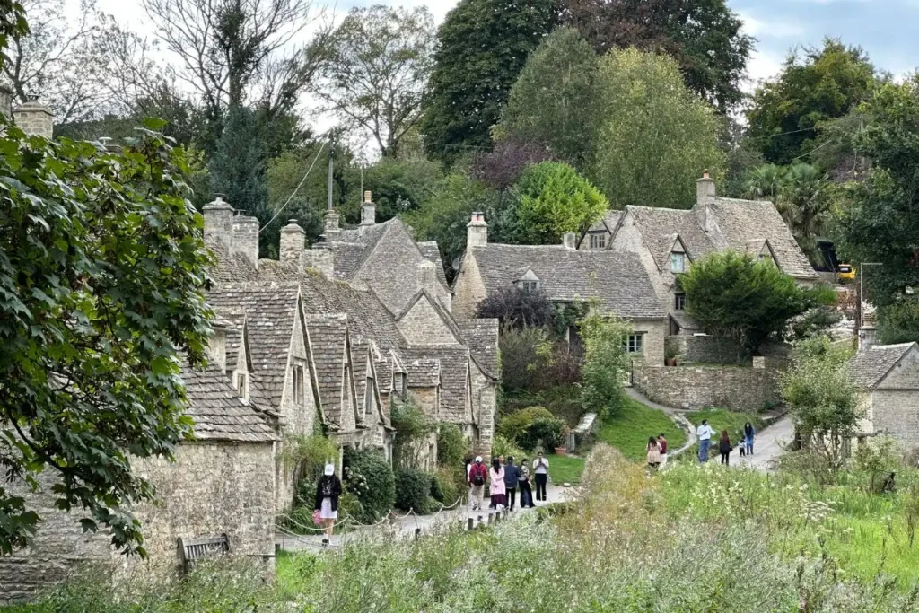 영국 바이버리 마을의 상징적인 돌담 주택 거리, Arlington Row 전경