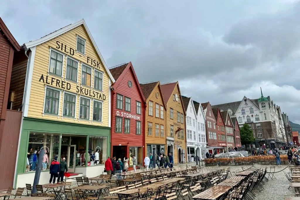 노르웨이 Bergen의 Bryggen 전통 목조 건물 거리