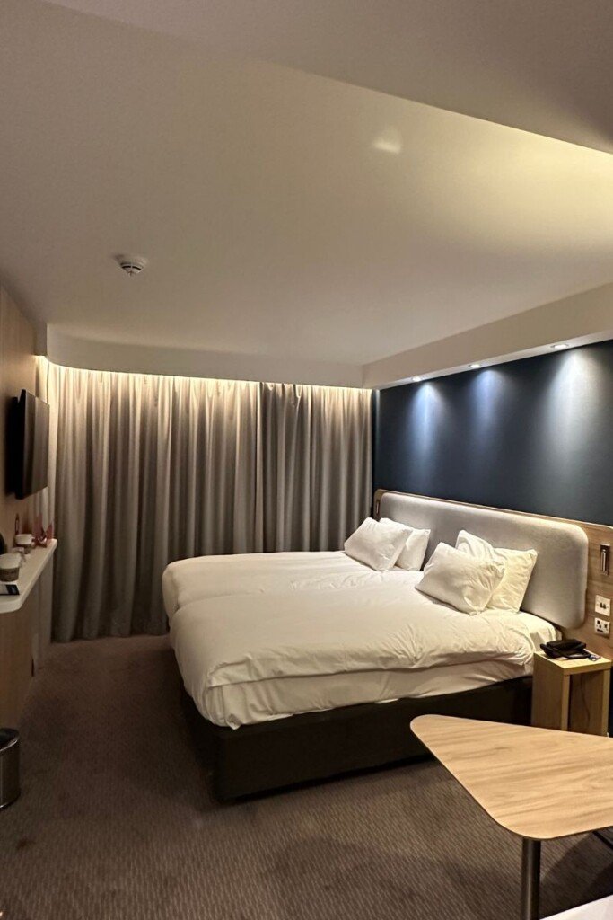 영국 비스터의 홀리데이 인(Holiday Inn) 호텔 객실 내부 전경