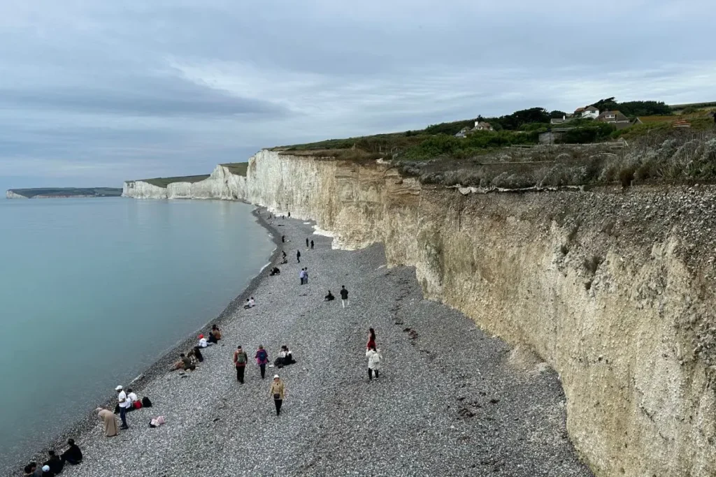 영국 벌링 갭(Birling Gap)에서 바라본 자갈 해변과 바다 풍경