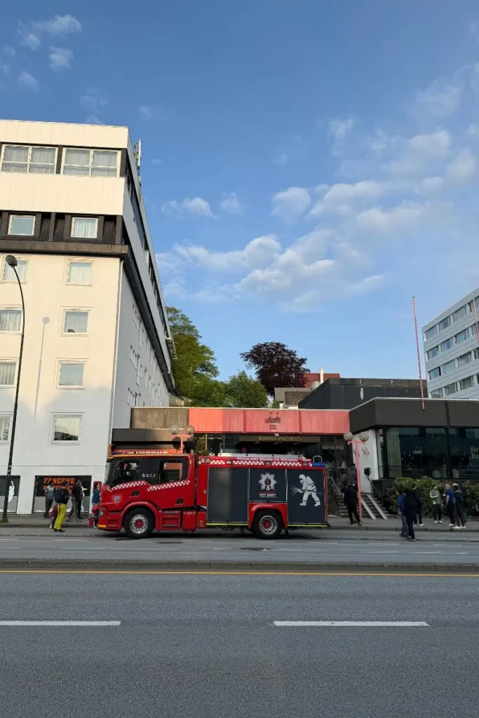 스타방에르 숙소 후기: Bjorvika Apartment | 노르웨이 여행 아파트형 호텔 추천 19 Bjorvika Apartment 앞에 출동한 노르웨이 소방차 모습