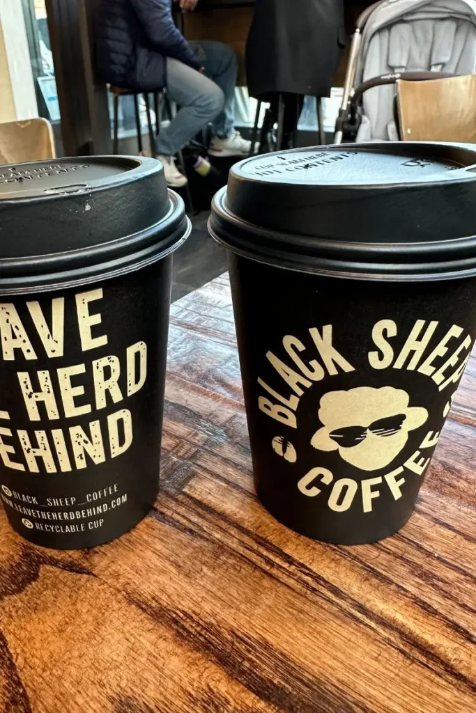 Black Sheep Coffee의 테이크아웃 컵 두 잔