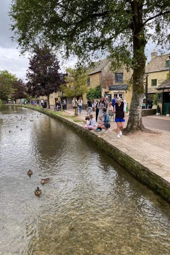 작은 돌다리와 잔잔한 강물이 어우러진 Bourton-on-the-Water 마을 전경