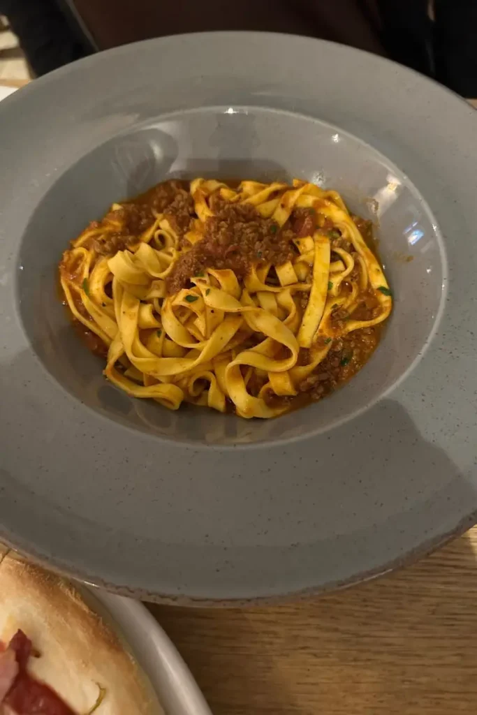 Bourton-on-the-Water의 L'Anatra 레스토랑에서 제공된 피자