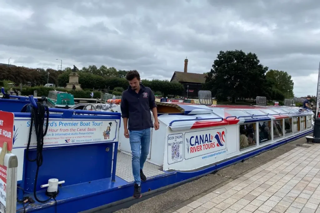 운하 위를 유유히 떠가는 Canal River Tours의 보트