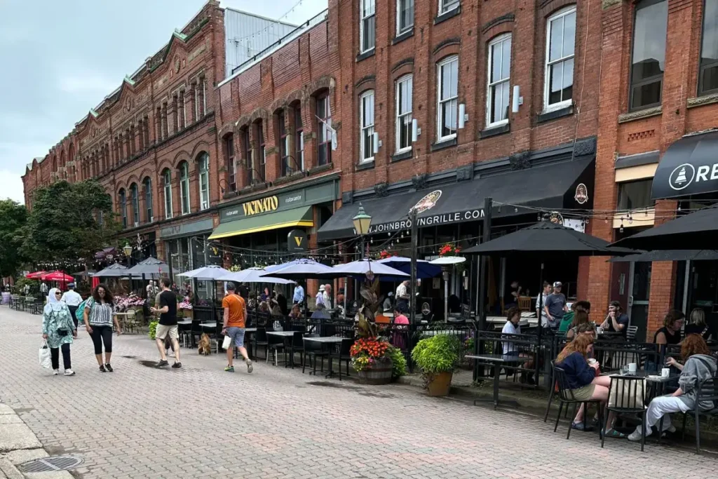 PEI 샬럿타운의 Victoria Row 거리 전경