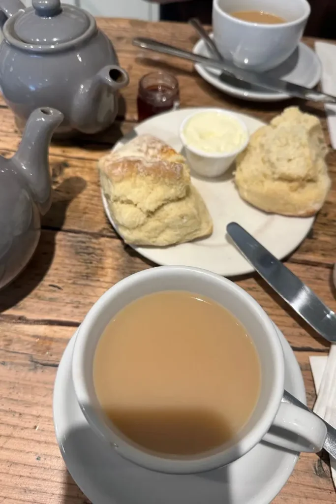 Bakery on the Water에서 제공된 잉글리시 스콘과 홍차 – 크림 티 세트
