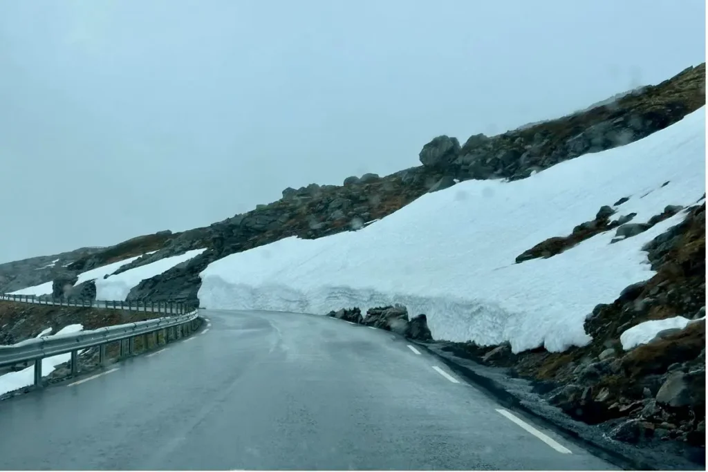 노르웨이 Dalsnibba 전망대 가는 길에 6월에 쌓인 눈