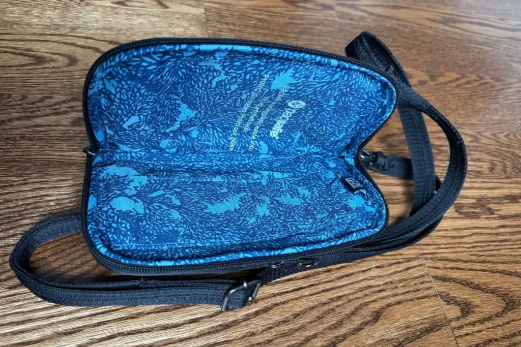 유럽여행 여성용 크로스백 추천|소매치기 방지 & RFID 차단 가방 TOP 5 2 Daysafe ECONYL® 안티도난 크로스백의 내부 포켓 구조