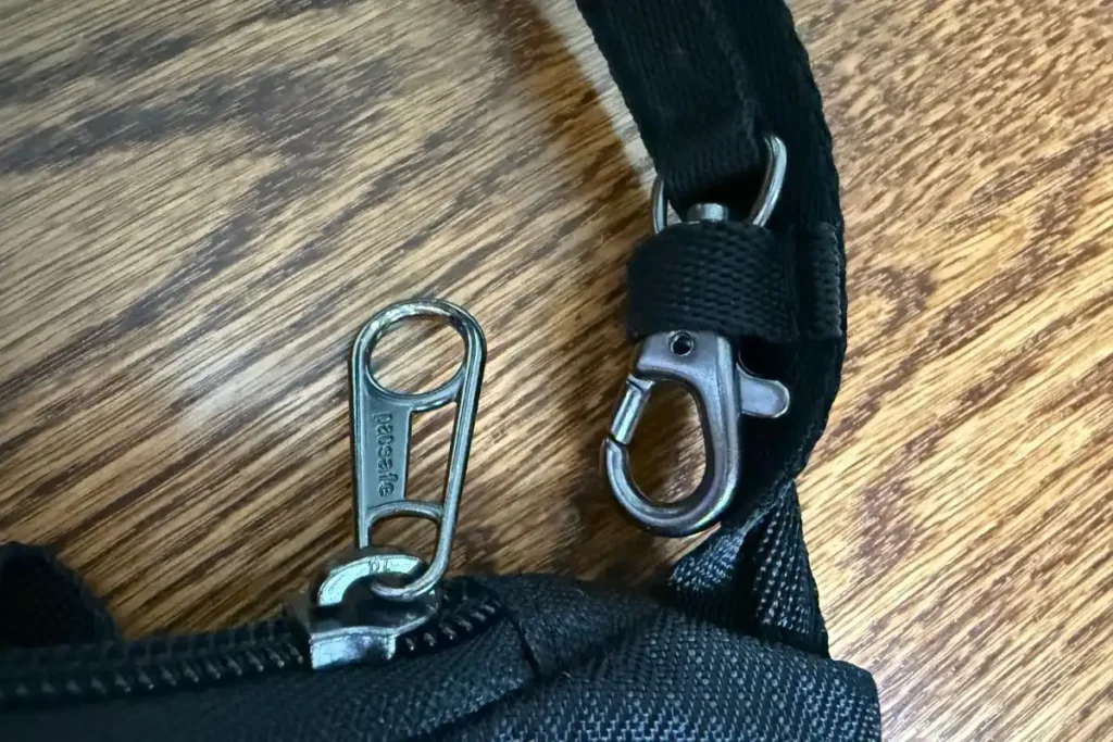 유럽여행 여성용 크로스백 추천|소매치기 방지 & RFID 차단 가방 TOP 5 3 Daysafe ECONYL® 크로스백의 도난 방지용 지퍼 클립 기능