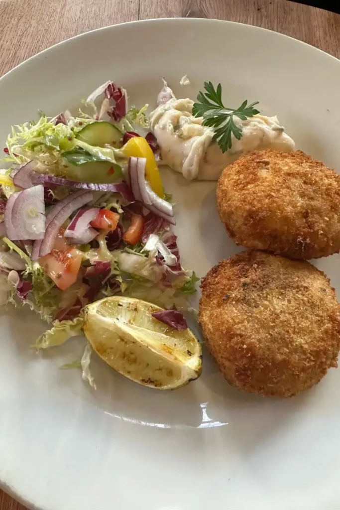 Edward Moon 레스토랑의 크랩 케이크 한 상차림