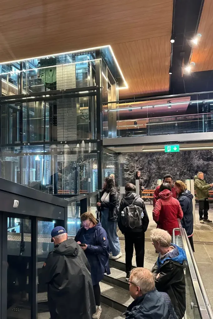 플뢰이바넨 푸니쿨라를 타는 사람들