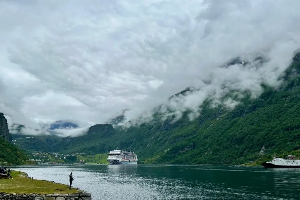 노르웨이 Geiranger 피요르드 호텔 앞 풍경