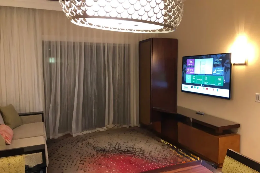 Hilton Kings’ Land Waikoloa 리조트 객실의 넓은 거실