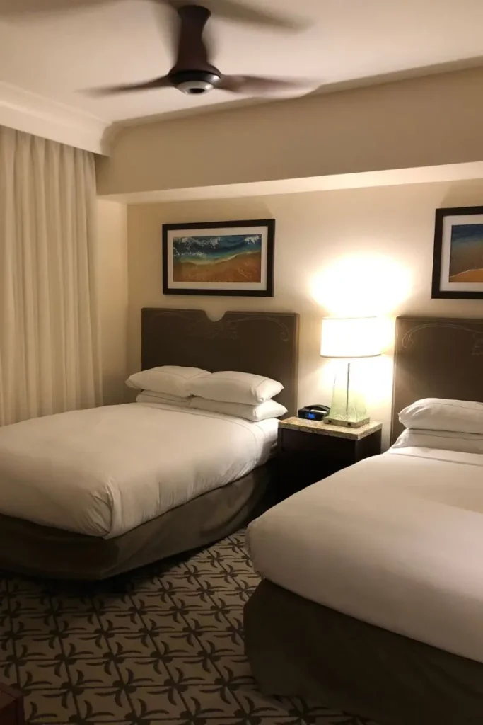 Hilton Kings’ Land Waikoloa 침실 내부 모습
