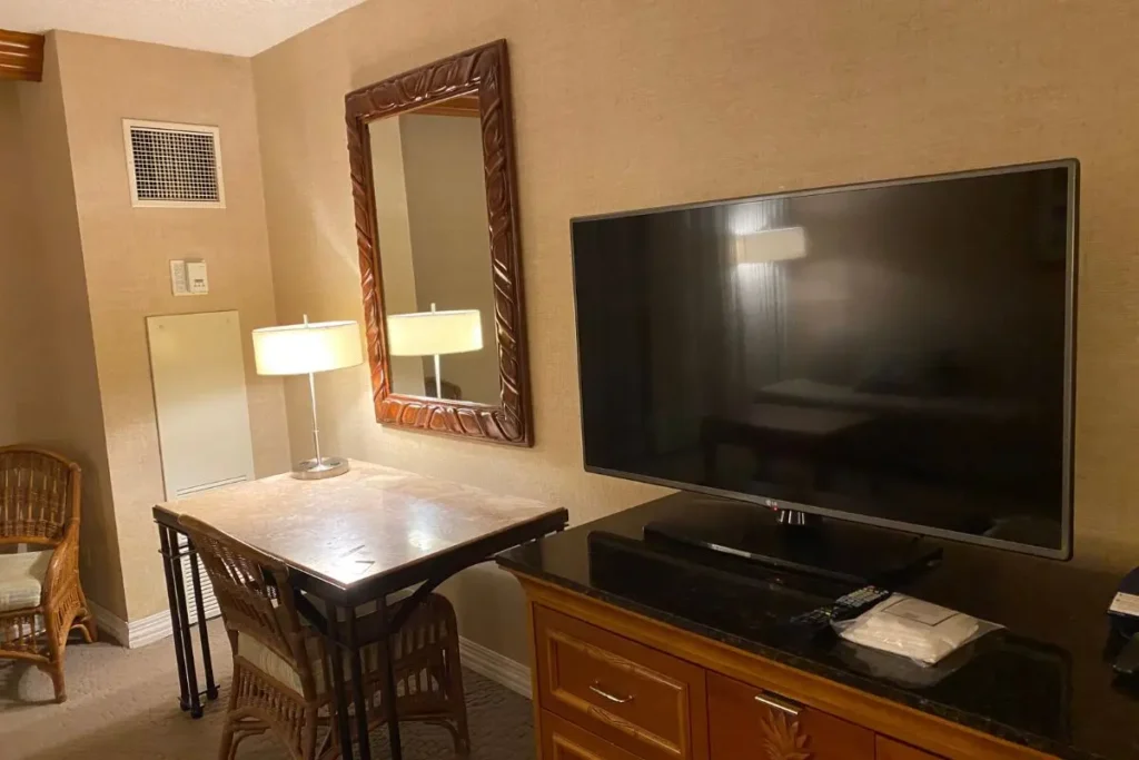 Hilton Waikoloa Village 호텔 객실의 책상과 TV 공간