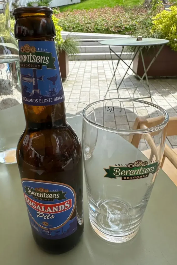 IDDIS Café 테이블 위에 놓인 생맥주 잔, 고요한 분위기의 실내 공간