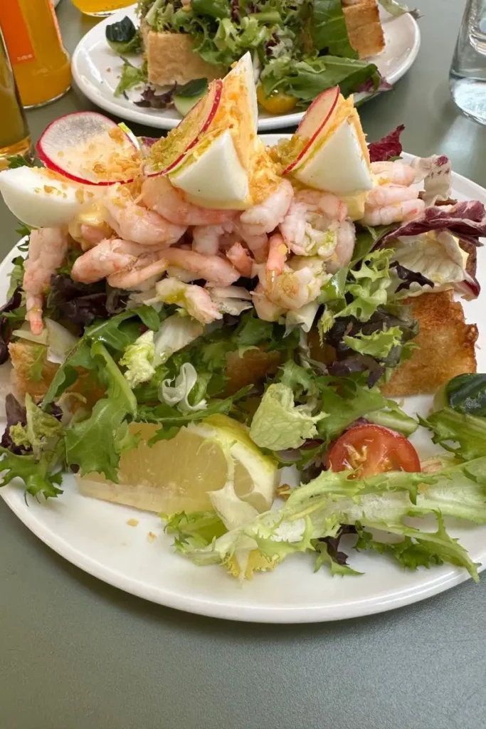 IDDIS Café에서 주문한 오픈 새우 샌드위치, 신선한 새우와 레몬, 딜 허브가 올려진 북유럽 스타일 메뉴