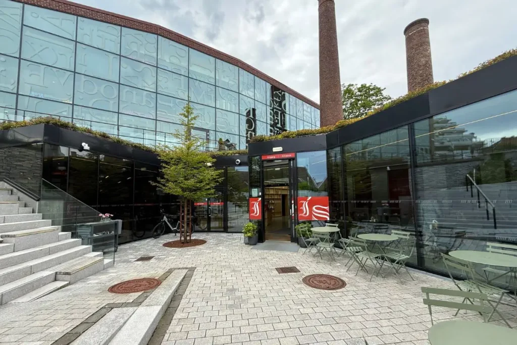 스타방에르 IDDIS Café 외관 전경, 깔끔한 건물 입구와 야외 테이블 모습