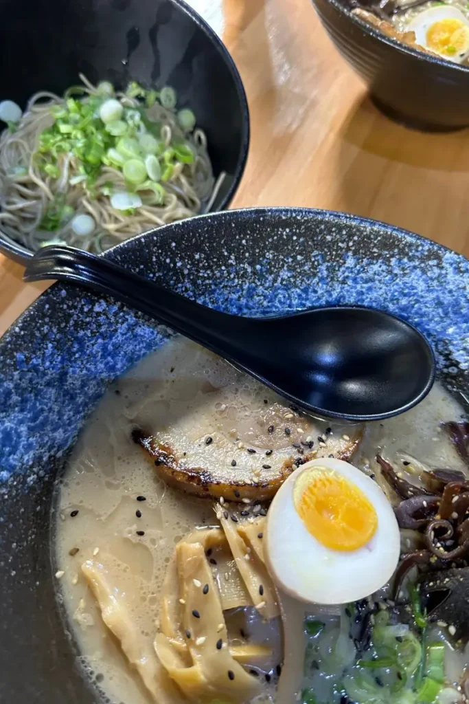 Ikigai 레스토랑의 진한 국물 라멘 한 그릇