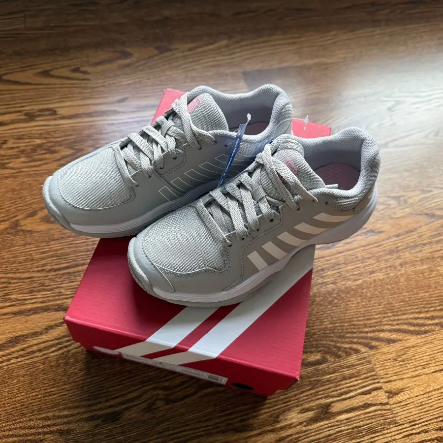 K-Swiss 여성용 코트 익스프레스 픽클볼화 – 신발 박스 위에 놓인 모습