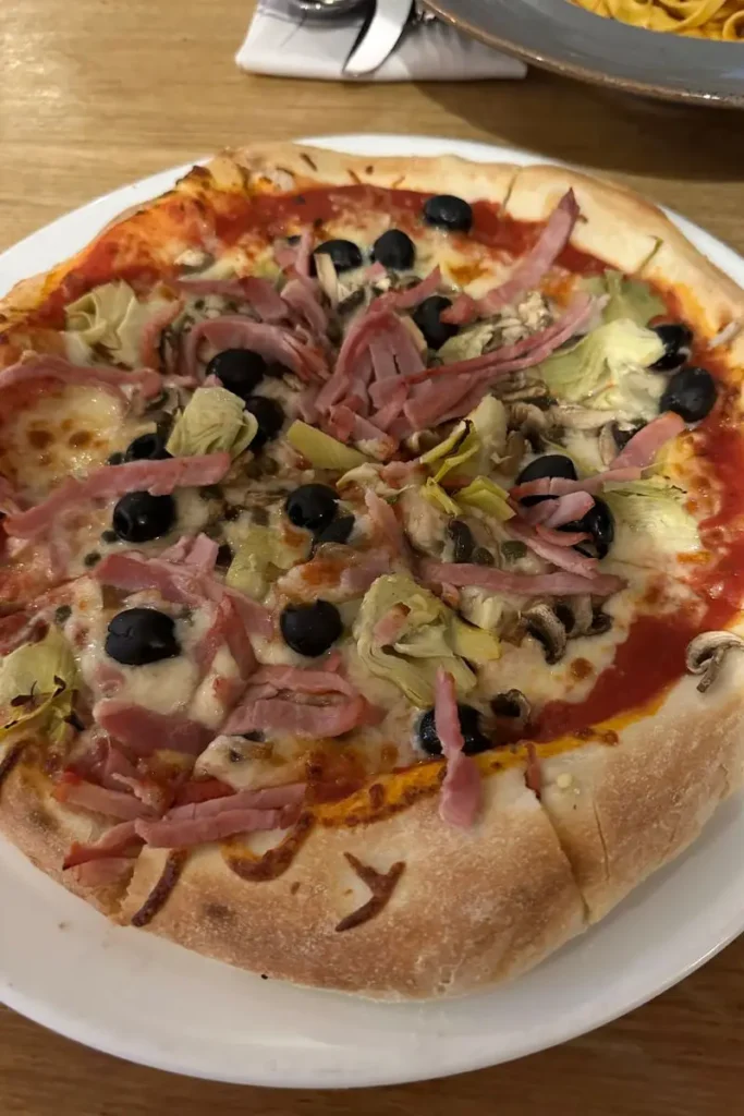 Bourton-on-the-Water의 L'Anatra 레스토랑에서 제공된 피자