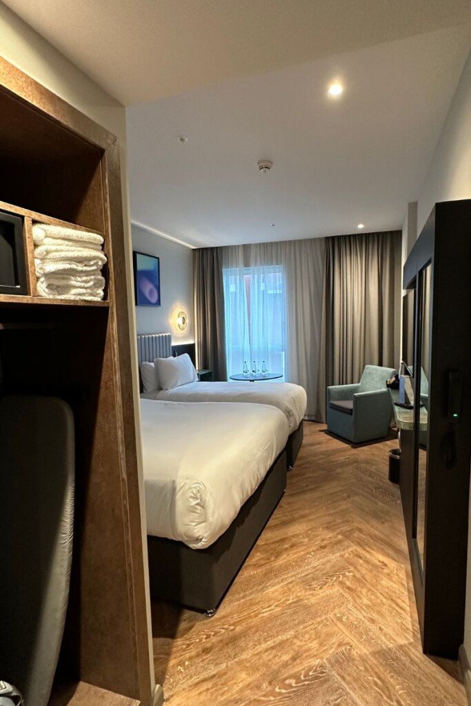 Maldron Hotel Brighton의 깔끔한 더블 침대 객실