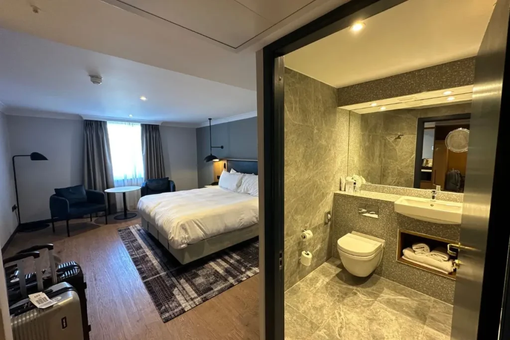 스코틀랜드 에든버러 여행 3: 에든버러 숙소 후기 Marriott Hotel Holyrood – 위치와 시내 접근성 비교 2 에딘버러 Marriott Hotel Holyrood 객실 전경