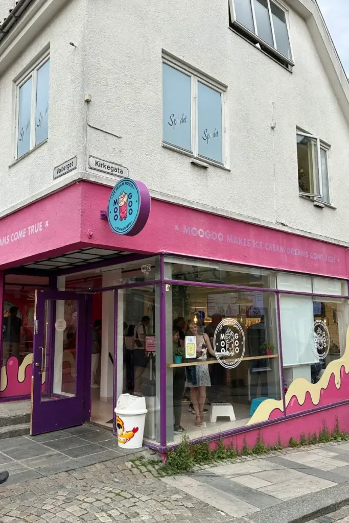 스타방에르 항구 산책로를 걷다 보면 바닷가 근처에 푸드트럭들이 모여 있는 공간을 발견할 수 있어요. 트럭마다 샌드위치, 피시앤칩스, 해산물 요리, 아이스크림 등을 판매하고 있고, 바로 앞에 마련된 야외 테이블에 앉아 바다를 보며 식사할 수 있어요. 레스토랑보다 부담 없이 즐길 수 있는 점이 매력이고, 관광객뿐 아니라 현지인들도 많이 찾는 장소랍니다.