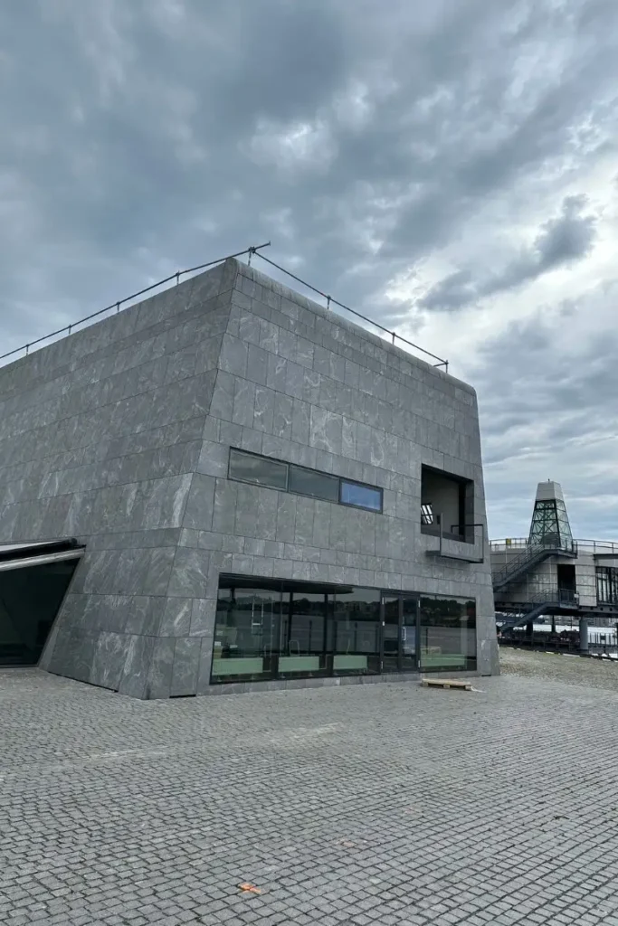 스타방에르 석유 박물관 외관 전경, 해양 시추 설비를 연상시키는 독특한 건축 구조