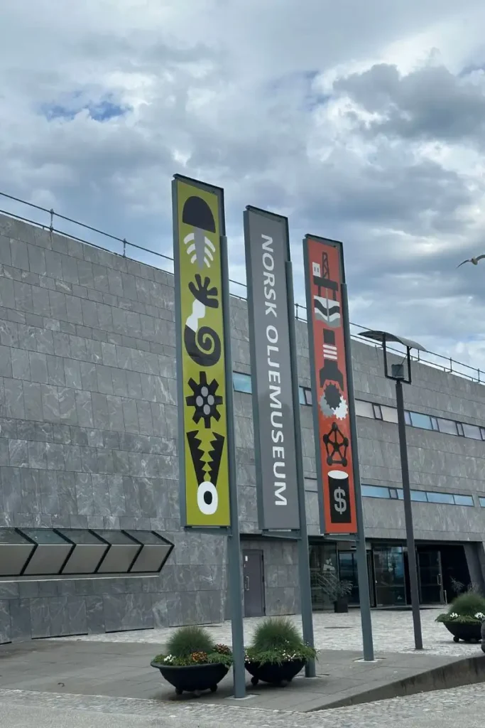 스타방에르 석유 박물관 외벽에 설치된 ‘Norwegian Petroleum Museum’ 표지판