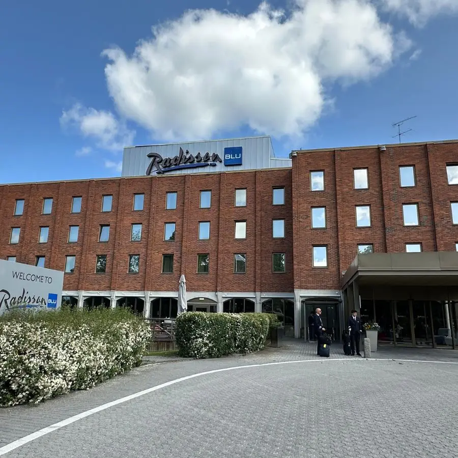 Radisson Blu Arlandia Airport 호텔 전경, 빨간 벽돌 건물과 파란 하늘