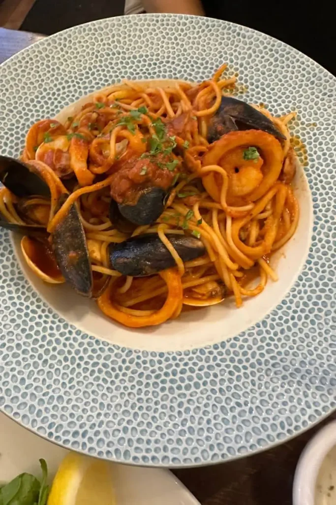 신선한 해산물이 듬뿍 들어간 토마토 베이스의 시푸드 파스타