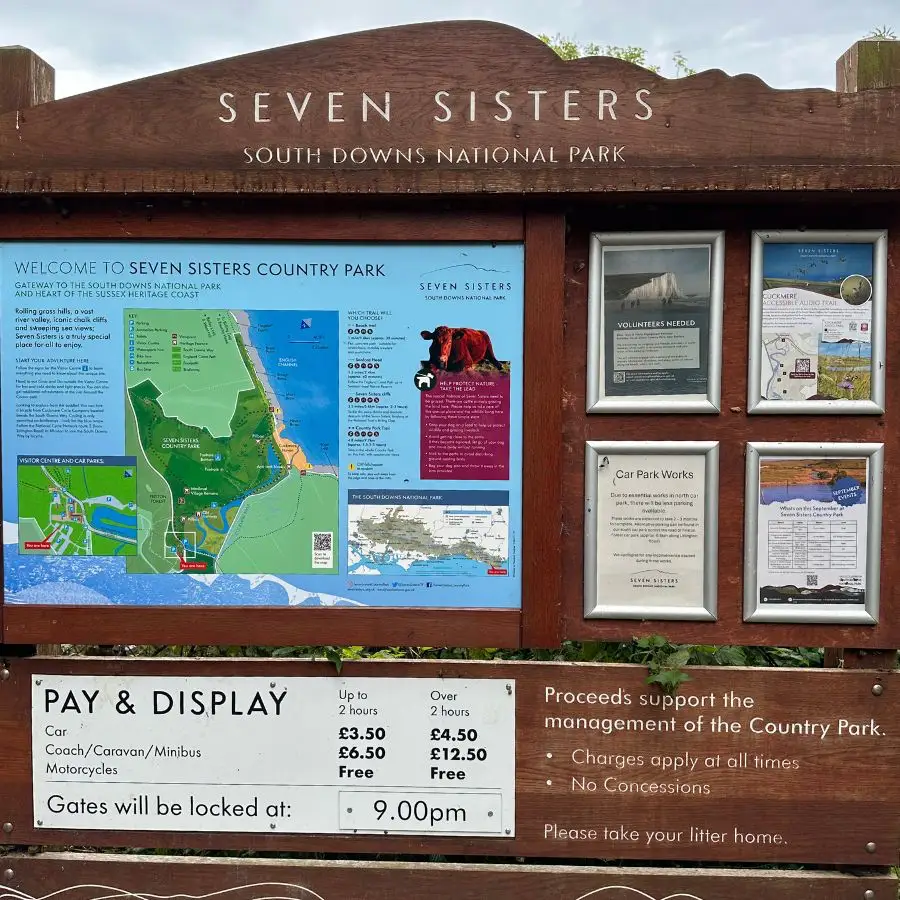 영국 이스트서식스의 Seven Sisters Country Park 안내 표지판