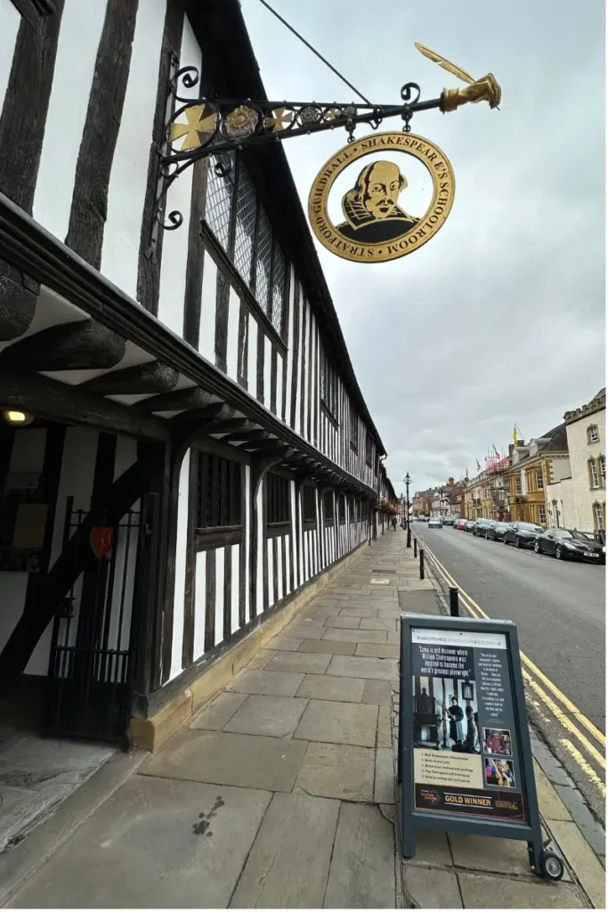 스트랫퍼드어폰에이번의 셰익스피어 학교와 길드홀 전경