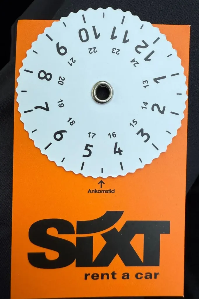 Sixt 렌터카 차량 안에 있는 주차 시간 디스크
