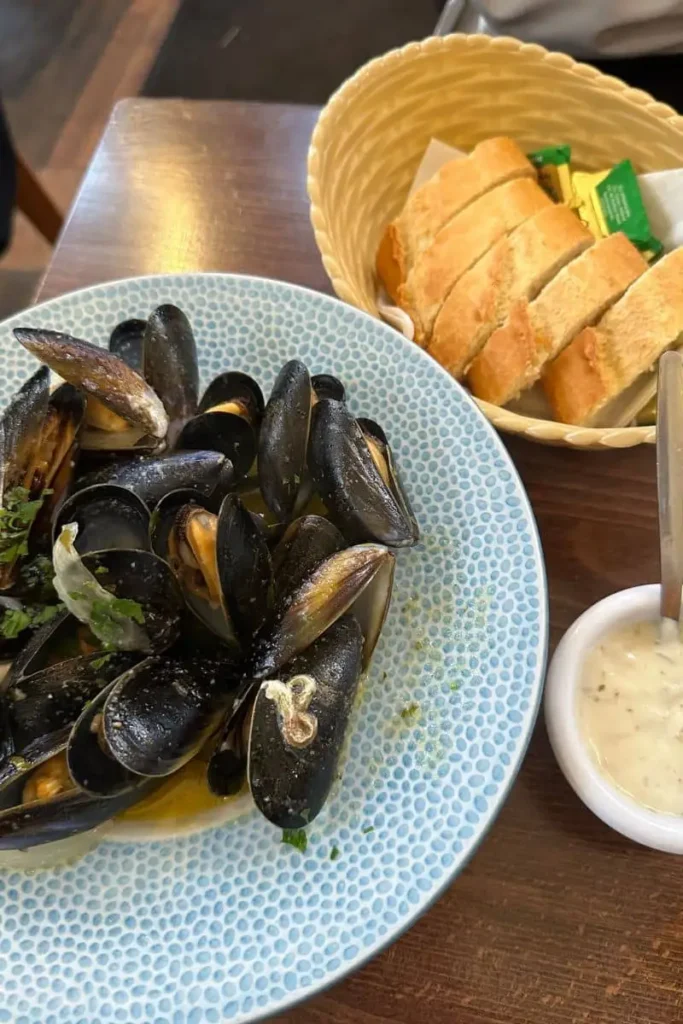 브라이튼 Regency Restaurant에서 제공된 찐 홍합 요리