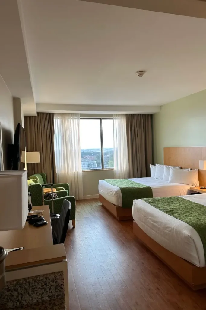 The Holman Grand Hotel 객실 내부 전경