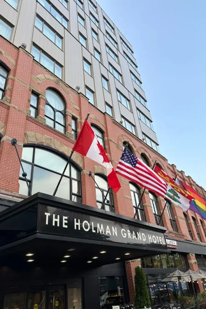 The Holman Grand Hotel 외관 전경