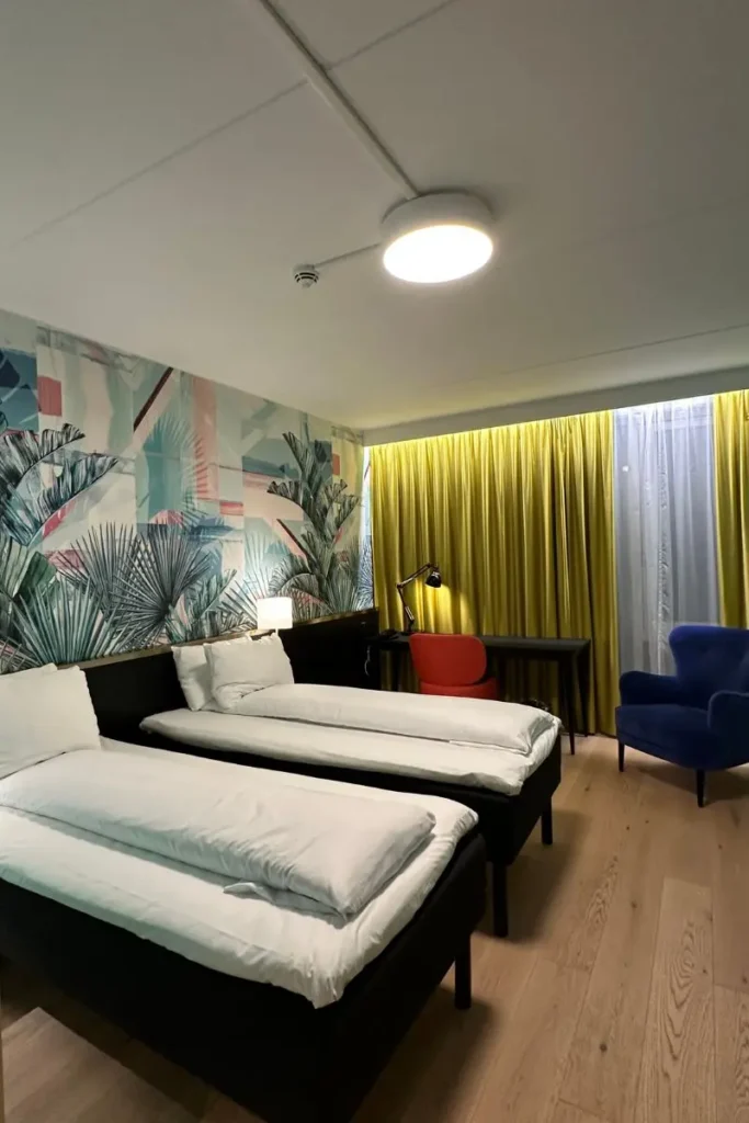 Thon Hotel Storo 객실의 침대와 책상 공간